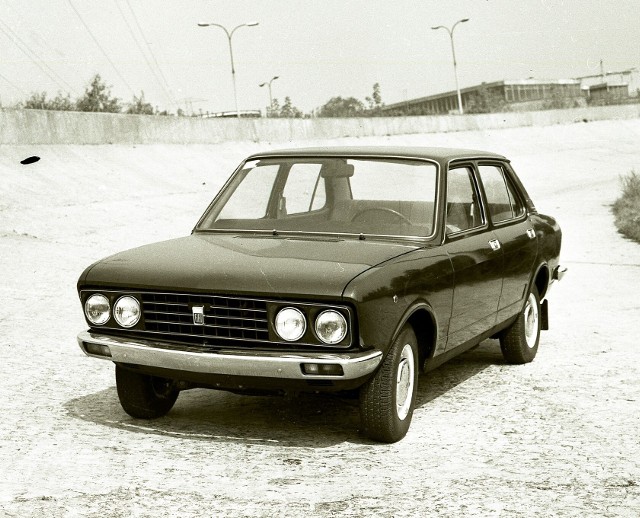 Jeden z pierwszych Polski Fiatów 132p zmontowanych w Warszawie. Wyjechał z hali fabrycznej na Żeraniu latem 1973 roku. Fotografia wykonana na torze testowych FSO.Fot. Archiwum FSO