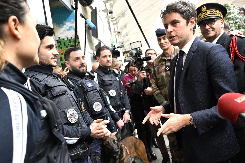 Premier Francji Gabriel Attal (drugi z prawej) rozmawia z...
