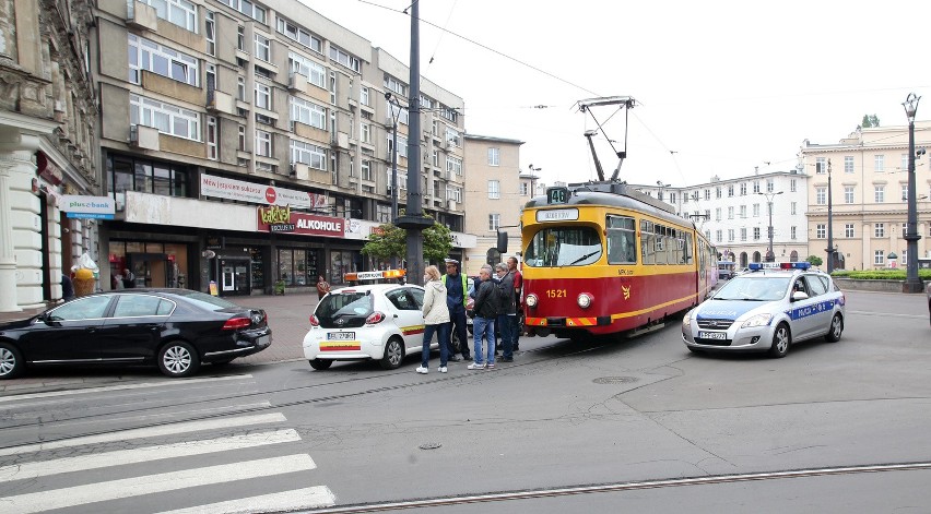 Wypadek na pl. Wolności w Łodzi. Jedna osoba ranna [ZDJĘCIA]