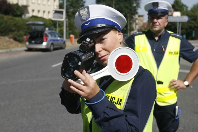 Zarobki mundurowych na tle innych branż nie wyglądają najgorzej. A jeśli funkcjonariusz nie narozrabia, wypowiedzenia z pracy nigdy nie dostanie.