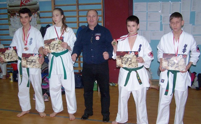 Ekipa Tarnobrzeskiego Klubu Kyokushin Karate (w środku trener Ryszard Kiper) okazała się najlepsza w Mistrzostwach Młodzików.