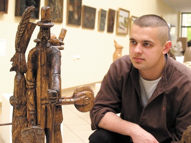 Wystawę prac mistrza Mostowskiego pokazuje Damian Zawałeń, pracownik CKiSE. 