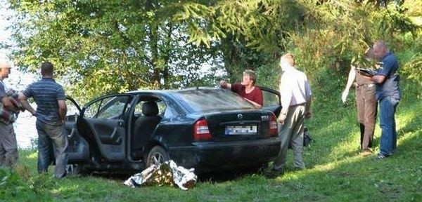 Wczoraj po południu strażacy wyciągnęli z wody samochód, w którym znajdowały się ciała poszukiwanych od dwóch dni 22-letniej Pauliny P. i 27-letniego Cezarego Ch.