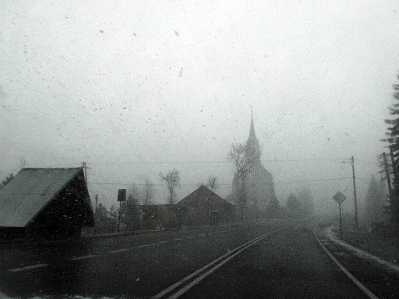 Limanowskie. Śnieżyca zaskoczyła wszystkich [ZDJĘCIA]