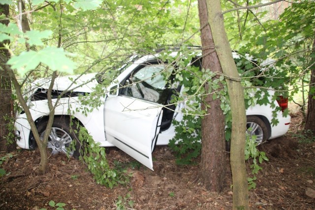 32-latek ukradł samochód niedaleko Wągrowca.Wczoraj (03.08) kryminalni z Szubina ustalili, że po lesie w miejscowości Brzózki porusza się mercedes, który mógł zostać skradziony na terenie powiatu wągrowieckiego. Mundurowi w czasie patrolowania lasów zauważyli mercedesa na wągrowieckich numerach rejestracyjnych i wydali kierowcy sygnał do zatrzymania. Mężczyzna, zamiast zatrzymać auto, przyspieszył i próbował uciekać, jednak na łuku drogi stracił panowanie nad kierownicą i wjechał w drzewo. ucieczkaPodejrzewany dalej próbował uciec pieszo, jednak szybko został zatrzymany. Kierowcą rozbitego mercedesa był 32-letni mieszkaniec województwa wielkopolskiego. Mężczyzna nie miał przy sobie żadnych dokumentów od auta, miał za to przedmioty, które mogły pochodzić z przestępstwa.32-latek został zatrzymany. Dyżurny szubińskiej policji ustalał z policjantami z Wągrowca, kto jest właścicielem auta. Okazało się, że niespełna trzy godziny wcześniej na terenie Wągrowca doszło do włamania do domu jednorodzinnego, a sprawcy ukradli między innymi auto i biżuterię.Zapraszamy do naszego nowego serwisu:  >>> www.pomorska.pl/kobieta 