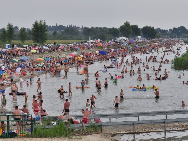 Tak w niedzielne popołudnie wyglądała część plaży miejskiej nad Jeziorem Tarnobrzeskim.