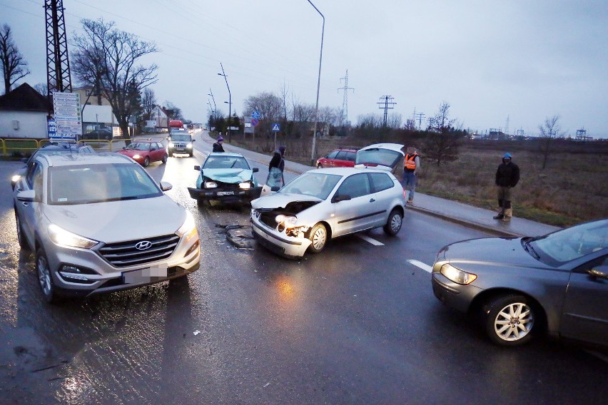 Kolizja w Kobylnicy. Kobieta w szpitalu (zdjęcia, wideo)