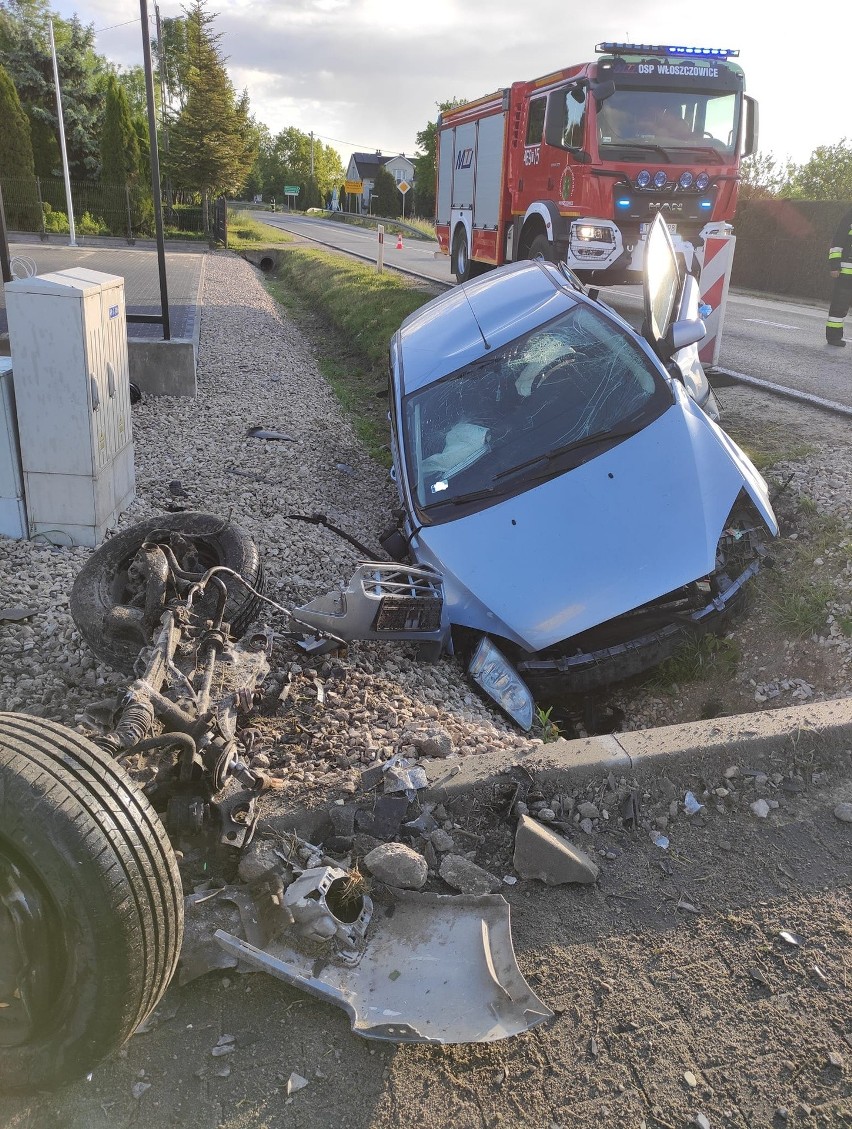 Włoszczowice. Wypadek o świcie. Auto wypadło z drogi i uderzyło w przepust. Zobacz zdjęcia