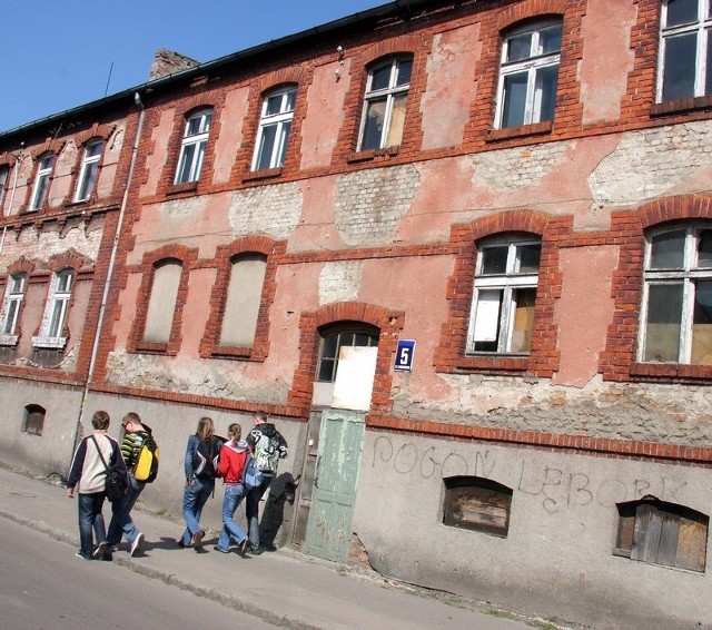 Zniszczone domy przy ul. Jedności Robotniczej w Lęborku. 