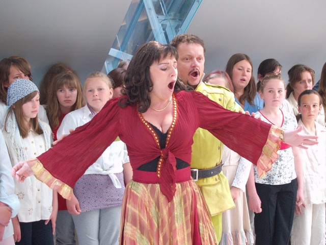 Małgorzata Ratajczak śpiewa patrię Carmen wspólnie z Januszem Ratajczakiem, który gra sierżanta Don Jose.