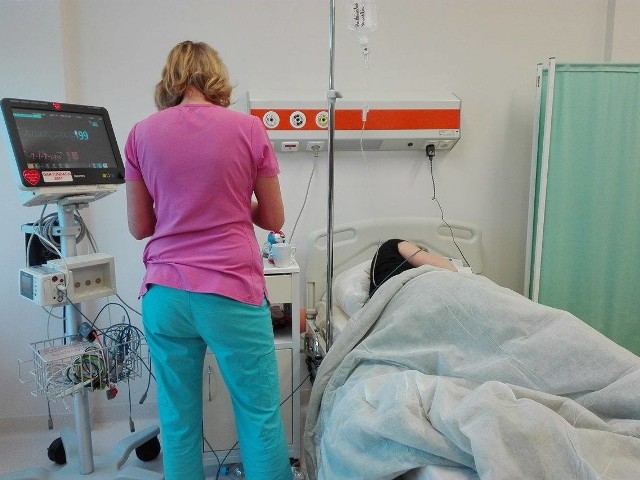 Obecnie w szpitalu w Zdrojach przebywają dwie 14- nastolatki zatrute paracetamolem. Jedna z nich wkrótce opuści szpital, druga z uwagi na zażytą zbyt dużą dawkę leku pozostanie na oddziale.