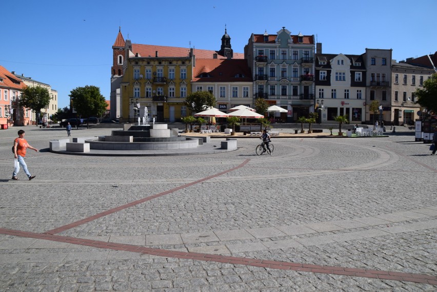 Rynek w Gnieźnie to główny plac miasta, znajdujący się na...