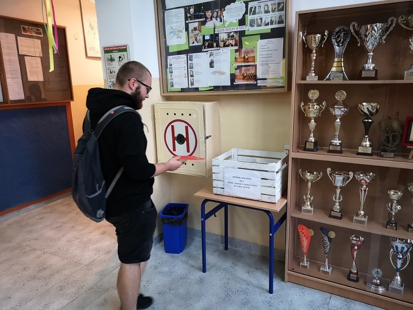 Uczniowie zbierają książki dla DPS w Lubuczewie (zdjęcia)