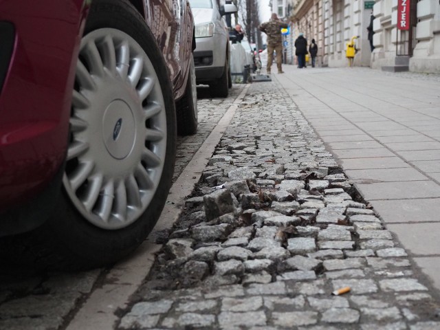 Wybrany w przetargu wykonawca będzie miał za zadanie poprawić fuszerkę po IDS-BUD. Najczęściej są to wylatujące kostki z opasek chodnika lub "ruchoma" kostka klinkierowa na Jaracza.