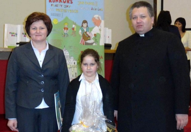 Zuzanna Dratwa, trzecioklasistka z Wielgusa, zajęła pierwsze miejsce w ogólnopolskim konkursie "Papież - bliski dzieciom".