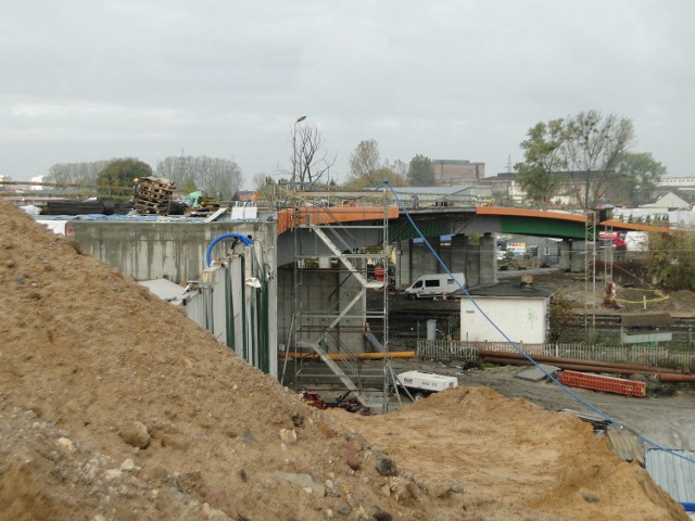 Nad torami kolejowymi w ciągu ulicy Młodzianowskiej już stoi zalana betonem konstrukcja nowego wiaduktu o długości 190 metrów, szerokości 15 metrów i nośności 50 ton.