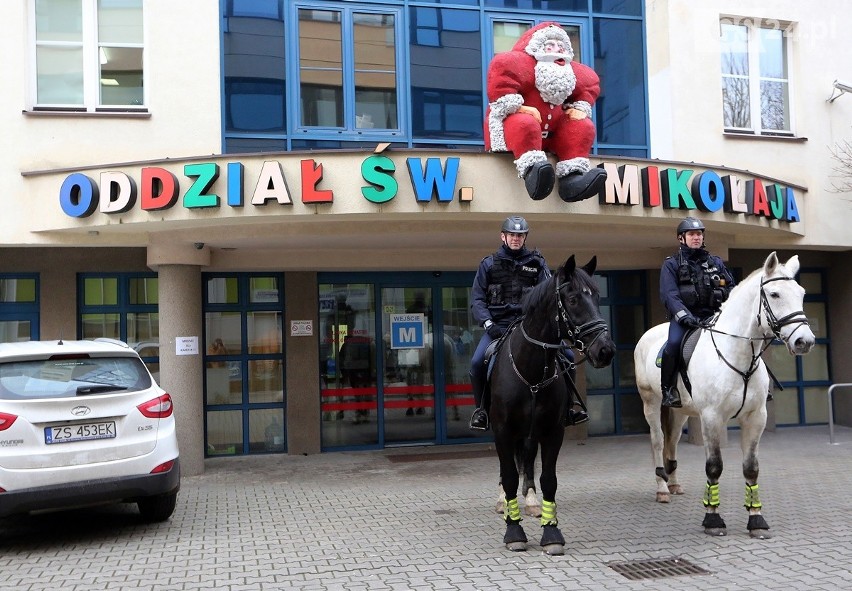 Niebieski Mikołaj odwiedził dzieci ze szpitala w Szczecinie 