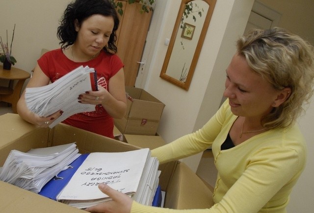 Dominika Gawron i Marta Lepieszka przenoszą Dział Świadczeń Rodzinnych MOPR w Słupsku.