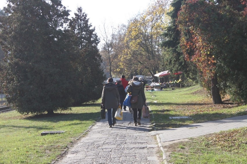 Na cmentarzach jest już spory ruch