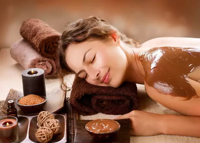 Masaż ciepłą czekoladą jest doskonałą propozycją odprężającą i dobrze oddziałującą na nasze samopoczucie, bo wyzwala produkcję hormonów szczęścia. Prezent w sam raz na święta.