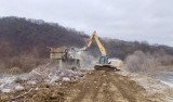 Nowy Sącz. Ze starego mostu w Kurowie został już tylko gruz. Historyczna przeprawa prawie w całości zniknęła z krajobrazu [ZDJĘCIA]