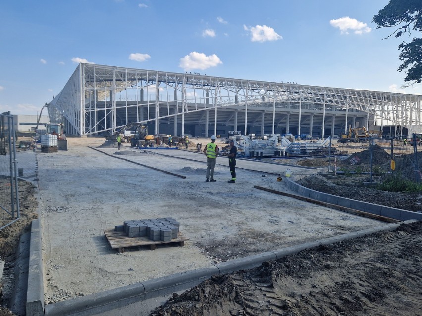 Wokół nowego stadionu w Opolu budowane są drogi i parkingi.