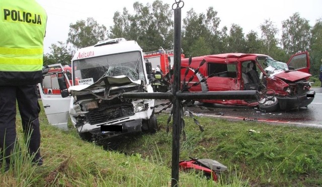 W zderzeniu dostawczego auta z kursowym busem na Raszówce zginęły dwie osoby. Do tragedii doszło 10 sierpnia.
