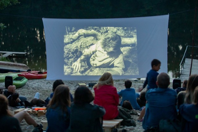 To był bardzo klimatyczny piątkowy (3 lipca) wieczór filmowy. „Ekran” rozwieszono nad brzegiem Brdy w Janowie, gdzie miłośnicy kina w ramach festiwalowego prologu „Przeźroczy” mogli obejrzeć dwa filmy dokumentalne: „H2O” Wolskiego i Płyną tratwy" Ślesickiego oraz „Nóż w wodzie" w reż. Romana Polańskiego. Na więcej filmowych wrażeń można liczyć jesienią, gdyż tegoroczna edycja Festiwalu Filmowego „Przeźrocza” została przeniesiona na listopad. Organizatorem festiwalu jest bydgoskie Stowarzyszenie Koloroffon.