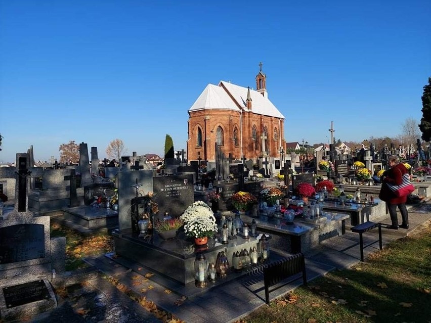 Cmentarz w Czerwinie tuż przed dniem Wszystkich Świętych 2021. Zobaczcie zdjęcia