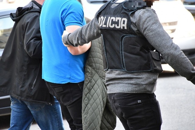 Zdjęcie z momentu zatrzymania jednego z oskarżonych ws. wyłudzeń z PARP
