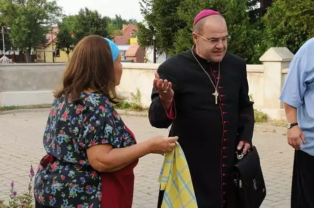Biskup Kozioł niepokoi się o Klaudię (fot. AplusC)