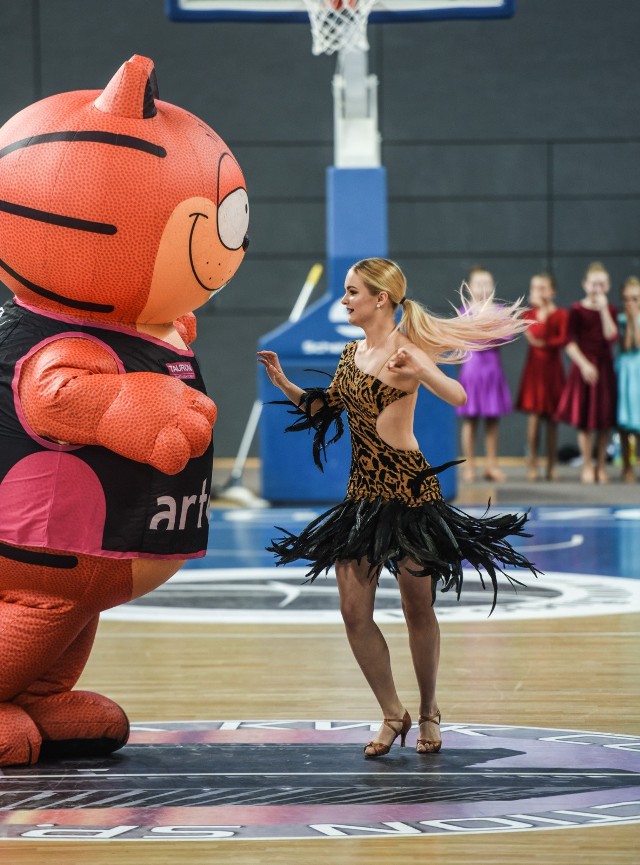 Artego Bydgoszcz kontynuuje zwycięska serię w Basket Lidze Kobiet. W meczu 8. kolejki bydgoskie koszykarki wygrały z AZS Gorzów 80:62. Nasze panie są jedyną niepokonaną drużyną w lidze i przewodzą w tabeli. Zobacz zdjęcia z parkietu i trybun w Artego Arenie >>>