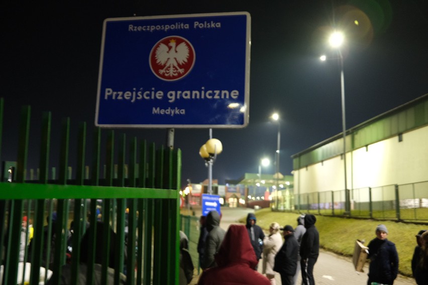 Autobusy Państwowej Straży Pożarnej przewożą uchodźców do Przemyśla. Na twarzach ludzi zmęczenie i smutek [ZDJĘCIA]