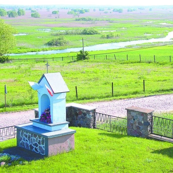 Z przykościelnego placu jest najlepszy widok na Narew, a Narew jest piękna o każdej porze roku i przy każdej pogodzie