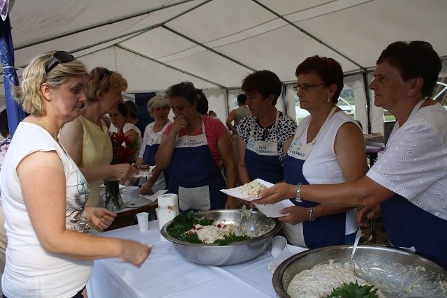 Silna ulewa na moment przerwała imprezę w amfiteatrze nad jeziorem Mochel, gdzie odbywał się XXXIV Krajeński Festyn Kulturalny. Program był tak bogaty i ciekawy, że najwytrwalsi przeczekali nawałnicę. A działo się wiele. Była degustacja potraw krajeńskich i nie tylko. Na scenie panował ruch za sprawą licznych występów zespołu folklorystycznego, biesiadnego, dzieci i młodzieży biorących udział w zajęciach w świetlicach wiejskich gminy Kamień i MGOK, zespołu Crazyz Człuchowa, znanego z "Must Be The Music - Tylko Muzyka", grupy wokalnej "Bis", grupy tanecznej "N.A.S.A." z Koszalina. Późnym wieczorem liczną publikę ściągnął na koncert Jacek Silski. Imprezie towarzyszyły stoiska rękodzieła. A zaczęła się od korowodu sobótkowego. W trakcie festynu na wodę spuszczono wianki z wszystkich KGW gminy Kamień. 