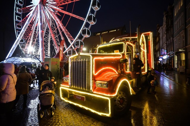 Ciężarówki Coca-Cola - trasa grudzień 2018. Lista miast świątecznej trasy Coca-Cola 2018. Na zdjęciu ciężarówka Coca-Cola w Gdańsku - 2017 rok.