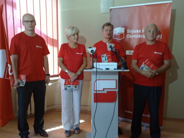 W czerwonych partyjnych koszulkach, ze świeżo wydanym programem wyborczym w czerwonej oprawie, wczoraj na konferencji prezentowali się (od lewej) Adam Ostaszewski, Krystyna Kościńska, Stanisław Wziątek i Jerzy Kotlęga.