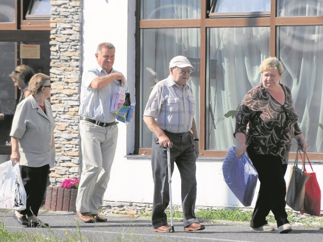 Ponad dwie godziny prezentacji i koniec spotkania. Starsi ludzie nie kryli zadowolenia, wychodząc z karczmy z zakupami: kołdrami, poduszkami, kulkami do prania i kremami odmładzającymi