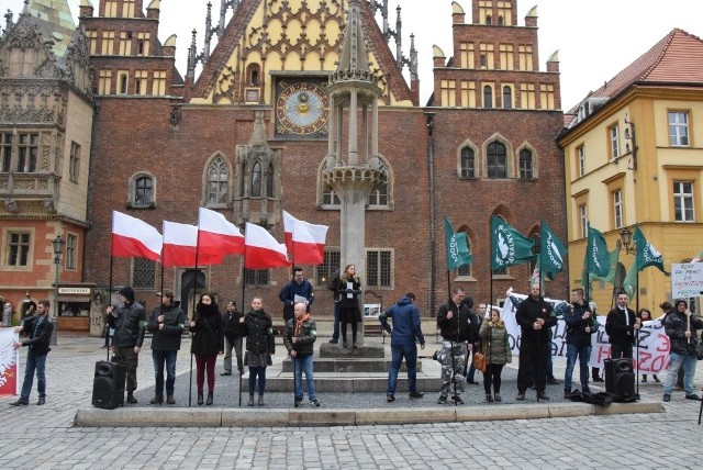 Narodowcy manifestowali przeciw zbyt dużej liczbie Ukraińców we Wrocławiu. Na Rynek przyszli również zwolennicy imigrantów