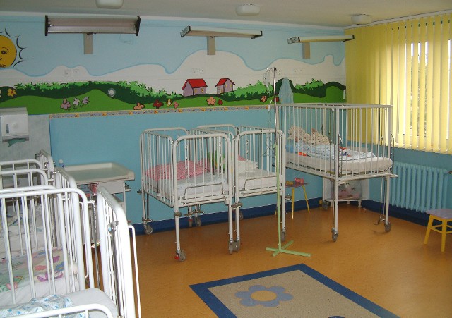 Oddział składa się z czterech sal dla dzieci (13 łóżek), świetlicy, gabinetu zabiegowego, kuchni.