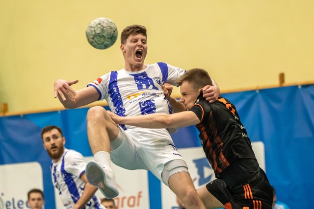 Handball Stal Mielec (biało-niebieskie stroje) przegrała z Zagłębiem Lubin.