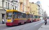 W Łodzi tramwaje i autobusy jeżdżą stadami. Jeden za drugim a potem... trzeba czekać