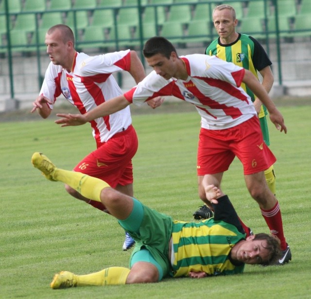 Ostrych spięć, a nawet brutalnych zagrań w wykonaniu piłkarzy obu drużyn nie brakowało. W tej sytuacji ucierpiał Bartosz Madeja, z tyłu Jacek Kuranty. 