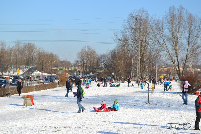 Sosnowiec: tłumy narciarzy na Górce Środulskiej [WIDEO, ZDJĘCIA]