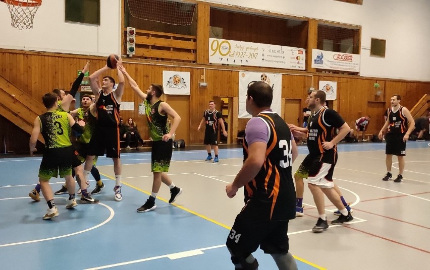 Koszykówka. 32 drużyny przystąpiły do walki w ligach CNBA