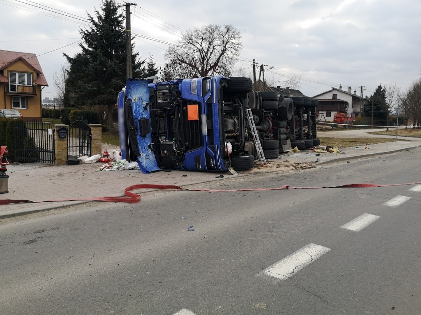 Na ul. Krakowskiej w Niepołomicach przewróciła się cysterna...