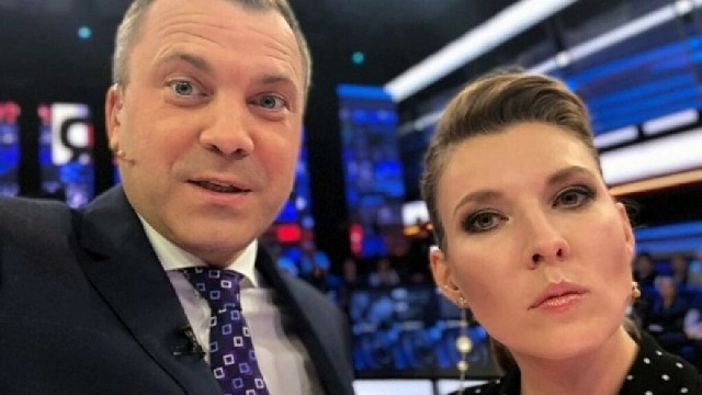 Jewgienij Popow oraz jego zona Olga Skabiejewa prowadzą na kanale Rossja 1 propagandowy talk show pod tytułem "60 minut".