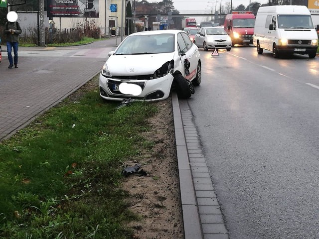 Dziś rano (28 listopada) na ulicy Fordońskiej w Bydgoszczy doszło do kolizji. Zderzyły się dwa samochody osobowe: peugeot i alfa romeo.Jak informuje nas podkom. Lidia Kowalska z Komendy Wojewódzkiej Policji w Bydgoszczy, sprawcą kolizji był kierowca peugeota, który nie ustąpił pierwszeństwa przejazdu.Oba auta są pokiereszowane. Na szczęście kierowcom nic poważnego się nie stało.Droga w tym miejscu jest już przejezdna.