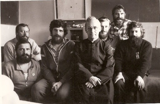 Jerzy Frelich w czasie internowania (u góry z prawej).