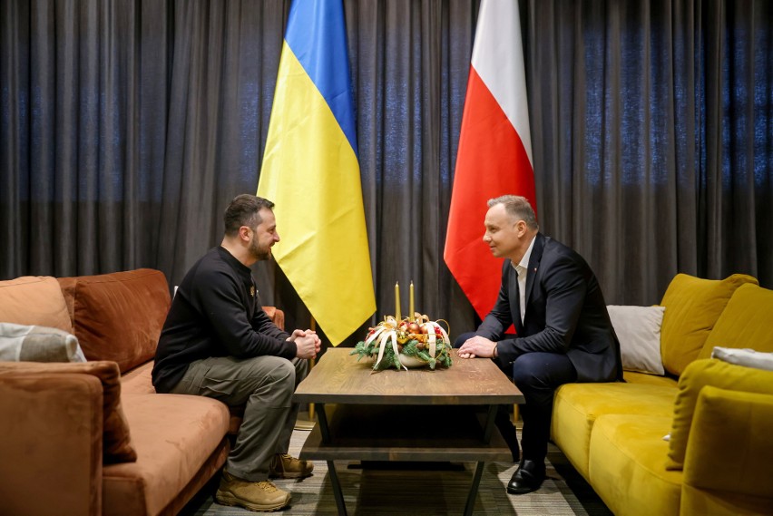 Prezydenci Polski i Ukrainy rozmawiali na lotnisku w Jasionce [ZDJĘCIA]